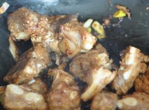 倒入老抽和料酒。