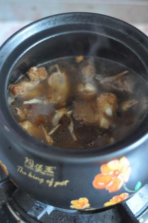 将排骨移入砂锅，加入水，小火炖1个小时，至排骨软烂。