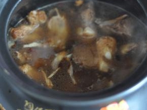 将排骨移入砂锅，加入水，小火炖1个小时，至排骨软烂。