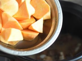 打开锅盖，加入盐，放入红薯。