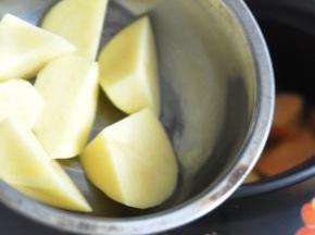 放入土豆，盖上锅盖焖15分钟。