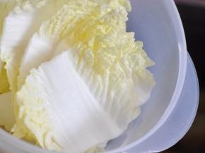 放入娃娃菜，盖上锅盖焖5分钟。