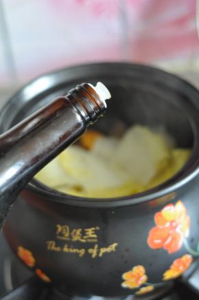 淋入生抽调味。