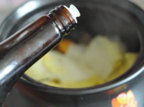 淋入生抽调味。