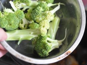 最后放入西兰花，盖上锅盖再焖5分钟即可。