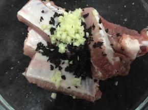 分别把蒜头和豆豉切末，放进排骨里