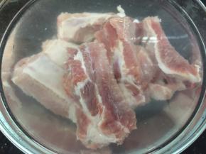 排骨先用食用水泡30分钟，把血水泡出