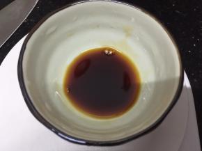 用一小碗装芡汁，倒入酱油
