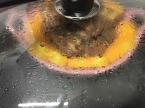 把装有南瓜排骨的碟放入锅里隔水大火蒸20分钟