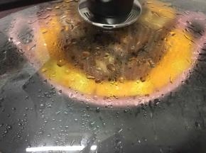 把装有南瓜排骨的碟放入锅里隔水大火蒸20分钟