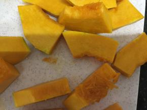 南瓜切成厚5mm、长4cm的大小