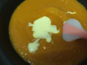 加入炼乳，开小火