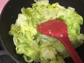 放入西生菜快速翻炒均匀