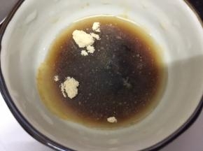 放入玉米淀粉、鸡粉、蚝油、水