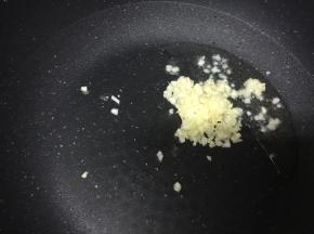 放入蒜末爆香