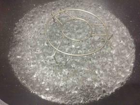 锅里放入足量的水，大火烧开