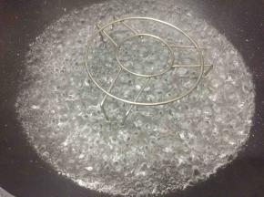 锅里放入足量的水，大火烧开