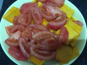 南瓜切片番茄切小块备用