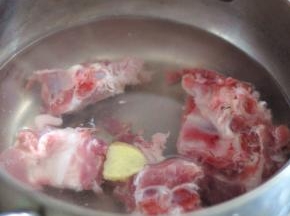 排骨冷水下锅，放入两片姜，煮到水开。