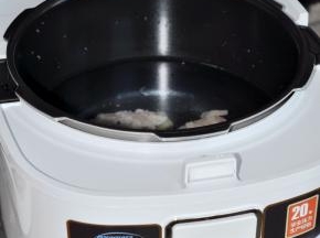 排骨捞出后，用温水冲洗干净，放入电压力锅内胆中，加足够的冷水。