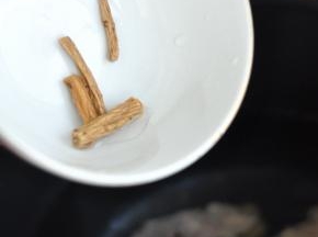 再放入洗净的党参。