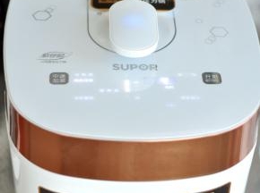 电压力锅合上盖子，把手扭到朝下，选择排骨类、煲汤、压力默认，然后点开始。