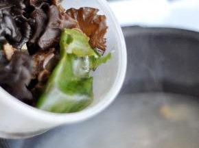 这时候可以按下中途加菜功能键，离烹饪时间结束前的十分钟时，会自动排气，气排完时会有提示音。这时候放入泡好洗净的木耳和海带。