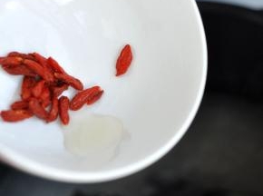 再放入洗净的枸杞。