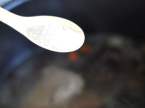 10分钟后，烹饪时间结束，自动排完气后，压力锅会有提示音，加入盐。