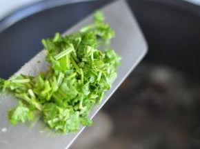 将切碎的香菜撒入即可。