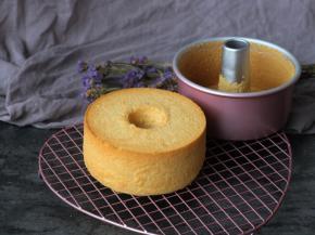 蛋糕出炉后震几下模具倒扣放凉