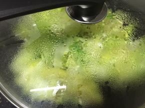 盖锅盖焖煮2分钟