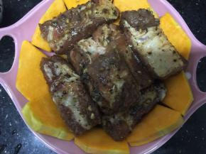 把腌制好的排骨排放在南瓜上