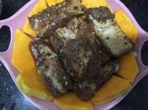 把腌制好的排骨排放在南瓜上