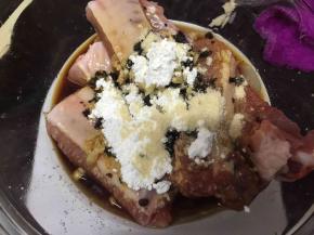 放入玉米淀粉、鸡粉、油、砂糖