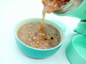 倒入碗里，就可以给孩子吃了，方便吧！