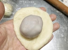 油皮油酥做好后，将芋头馅料平均分成16份，面团也发酵好了，排气，平均分成16份，揉圆醒发10分钟，再擀开包入芋头馅料，揉圆