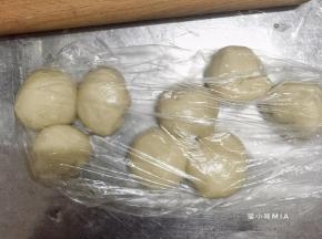 先准备酥皮的部分，将油皮的材料混合，揉出手套膜后团成圆，静置25分钟，然后平均分为8份，用保鲜膜盖好备用