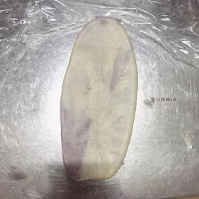 面团揉好后，油皮油酥也醒发完毕，将油皮包入油酥，擀成长舌状