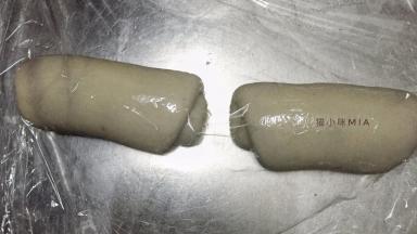 全部卷起备用，用保鲜膜盖好，松弛15分钟