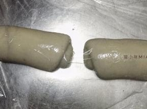 全部卷起备用，用保鲜膜盖好，松弛15分钟
