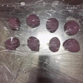 将油酥的材料混合，同样静置25分钟，然后平均分为8份，用保鲜膜盖好