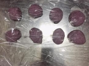 将油酥的材料混合，同样静置25分钟，然后平均分为8份，用保鲜膜盖好