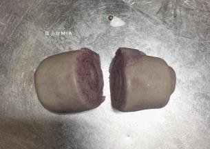 用利刀将油皮油酥切开