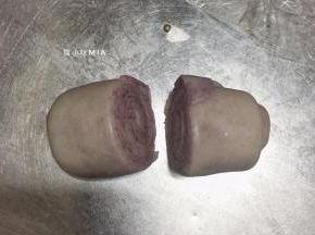 用利刀将油皮油酥切开