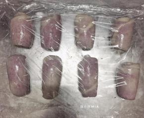 从上往下卷起，再次松弛15分钟，同样用保鲜膜盖好备用