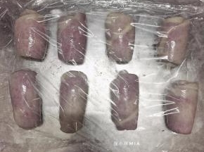 从上往下卷起，再次松弛15分钟，同样用保鲜膜盖好备用