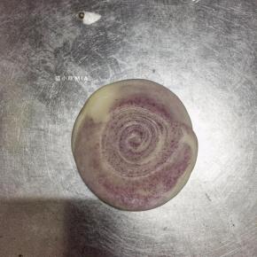 竖起来压扁，用擀面杖轻轻擀开