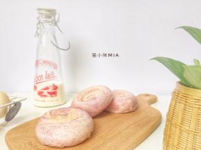 入烤箱前表面盖油纸，上面压一只烤盘，放入已预热好的烤箱中层，190度烘焙18分钟