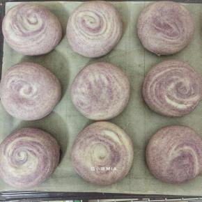 用做好的酥皮包入一只包好芋头馅料的面包胚，码放在烤盘上，稍微压扁，盖上保鲜膜，最后发酵30分钟左右